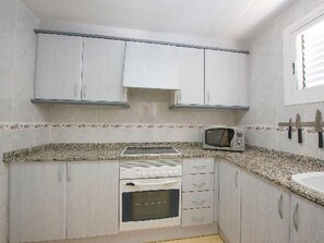 Kühlschrank, Mikrowelle, Ofen, Kochgeschirr/Geschirr/Besteck