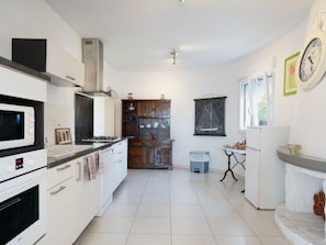 Kühlschrank, Mikrowelle, Ofen, Geschirrspüler
