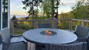 Outdoor dining - Surf Eyrie (Port Angeles)