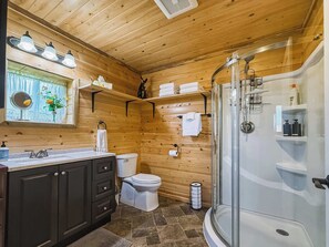 Shower, towels, shampoo - Cozy Pine Getaway: Escape to a serene 1‑bedroom retreat (Sequim)