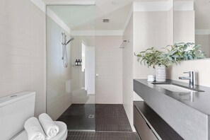 Shower, hair dryer, towels, shampoo - Harbour View 2BR Docklands Apt Near Marvel Stadium (Docklands)