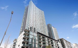 Exterior - Harbour View 2BR Docklands Apt Near Marvel Stadium (Docklands)