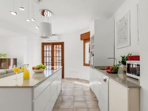 Kühlschrank, Mikrowelle, Ofen, Geschirrspüler