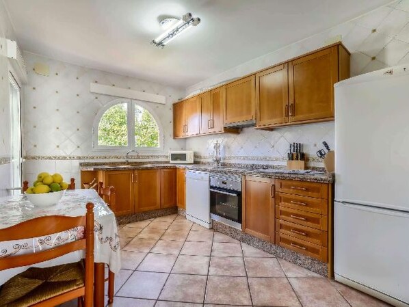 Kühlschrank, Mikrowelle, Ofen, Geschirrspüler