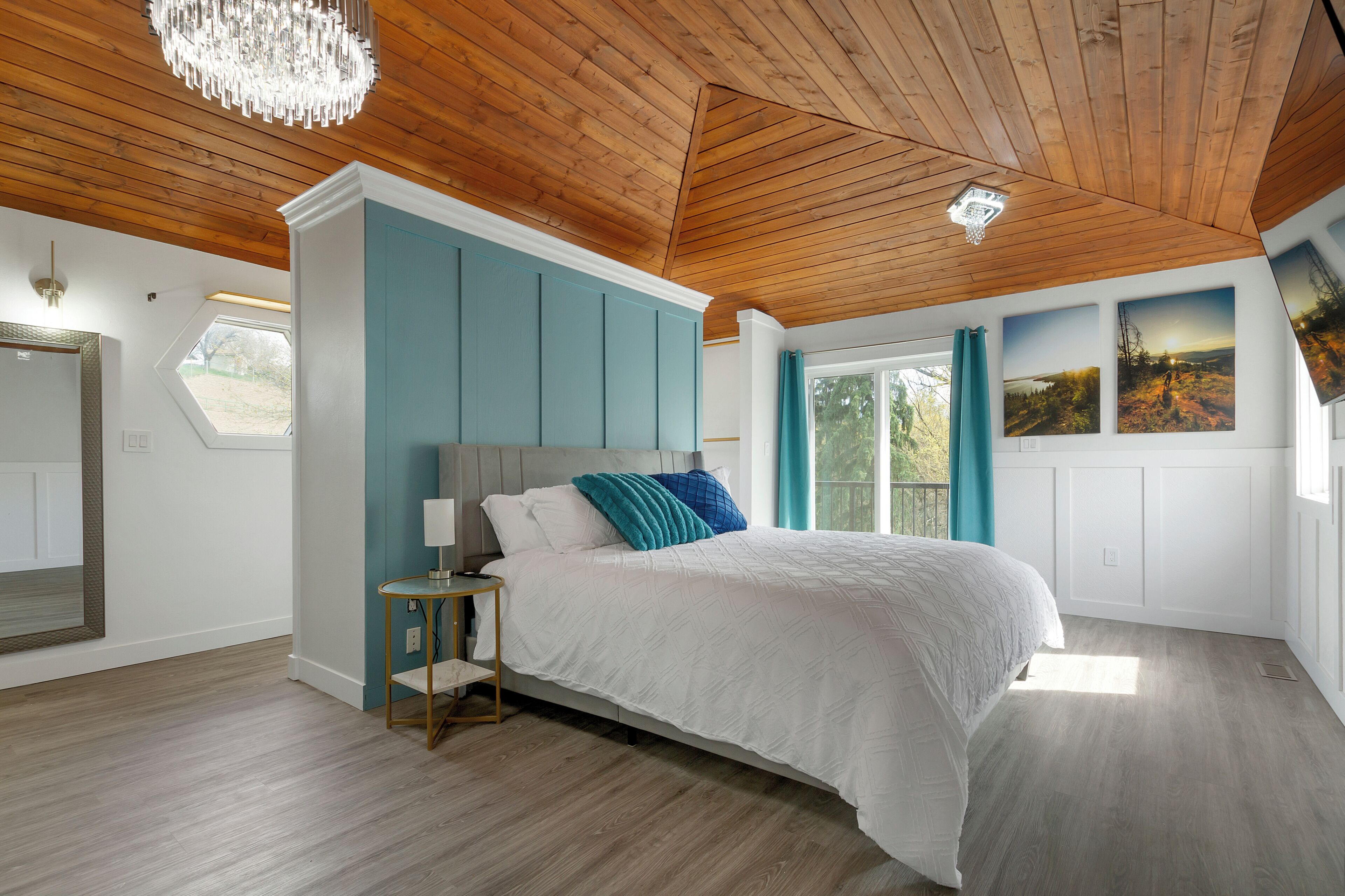 6 bedrooms, iron/ironing board, WiFi, bed sheets