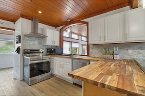 Microwave, oven, stovetop, dishwasher - Spacious Modern Entire Main House & Suite - Sleeps 16 (Vernon)