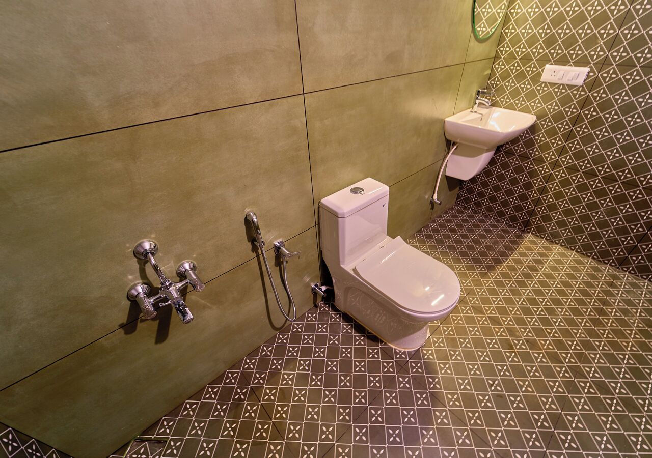 Un bagno con WC, lavandino e doccia.
