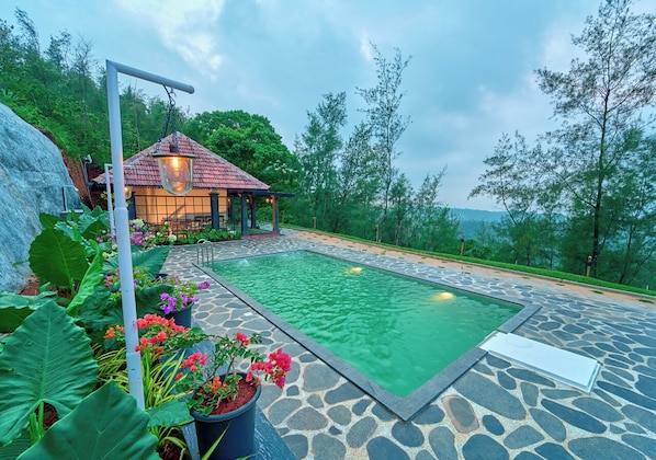 9 outdoor pools