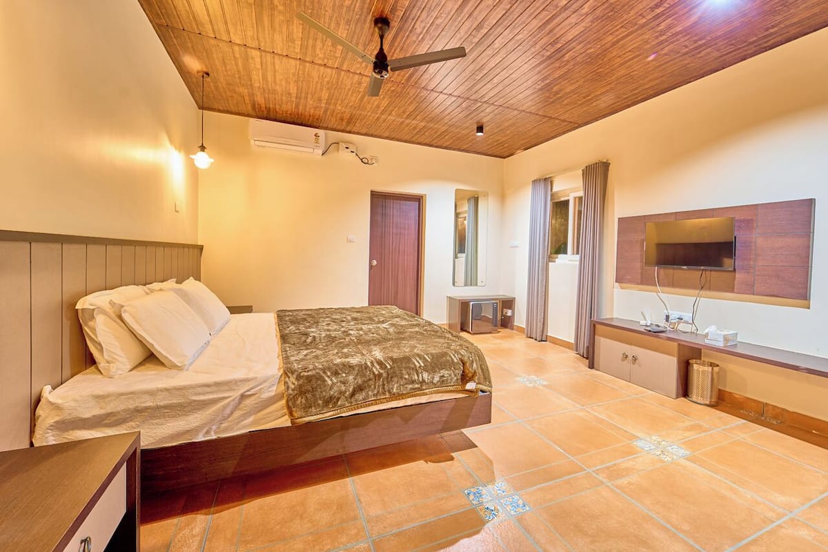 Premium Room | Free WiFi, bed sheets