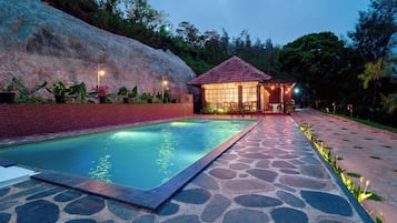 9 hồ bơi ngoài trời