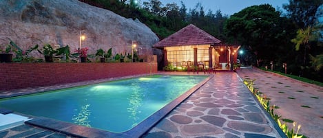 9 udendørs pools