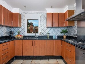 Kühlschrank, Mikrowelle, Ofen, Geschirrspüler