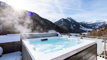 Bañera de hidromasaje al aire libre