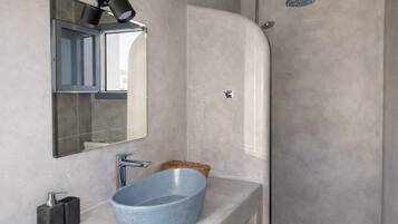 Shower, hair dryer, towels, shampoo