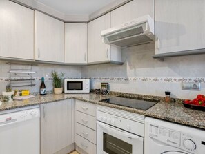 Kühlschrank, Mikrowelle, Ofen, Kochgeschirr/Geschirr/Besteck