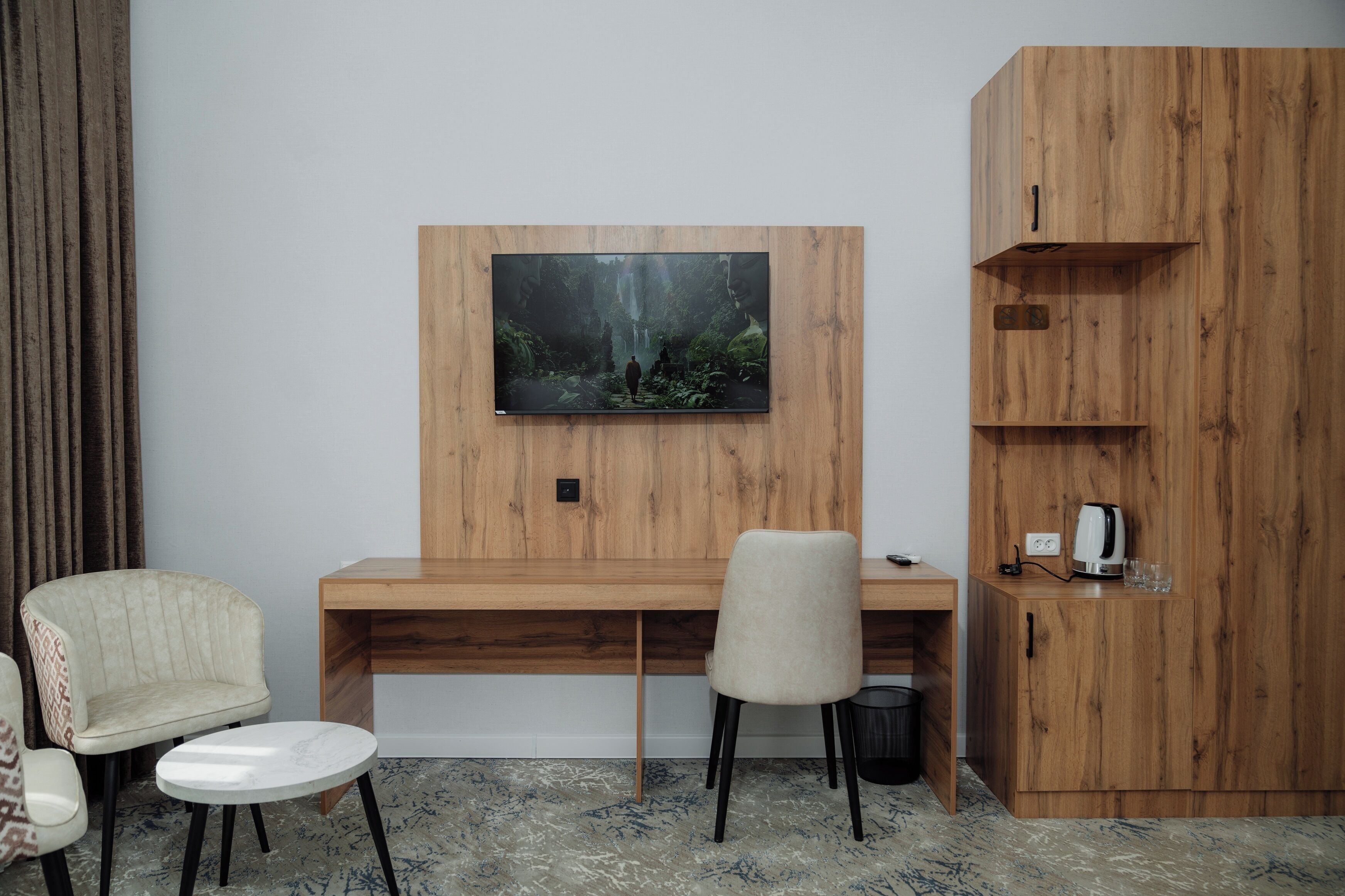 Tomannsrom | Oppholdsområde | En 41-tommers smart-TV med digitale kanaler