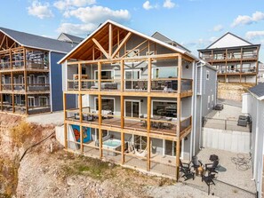 Exterior - Spacious 8BR Lodge in Beautiful Branson Lakeviews, Hot Tub, Indoor/Outdoor Pools (Branson)