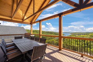 Outdoor dining - Spacious 8BR Lodge in Beautiful Branson Lakeviews, Hot Tub, Indoor/Outdoor Pools (Branson)