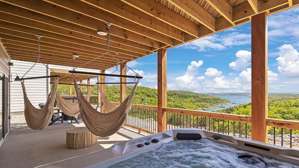 Eine Holterrasse mit Whirlpool und zwei Hängematten.