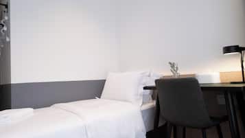 Single Room | Desk, blackout drapes, free WiFi