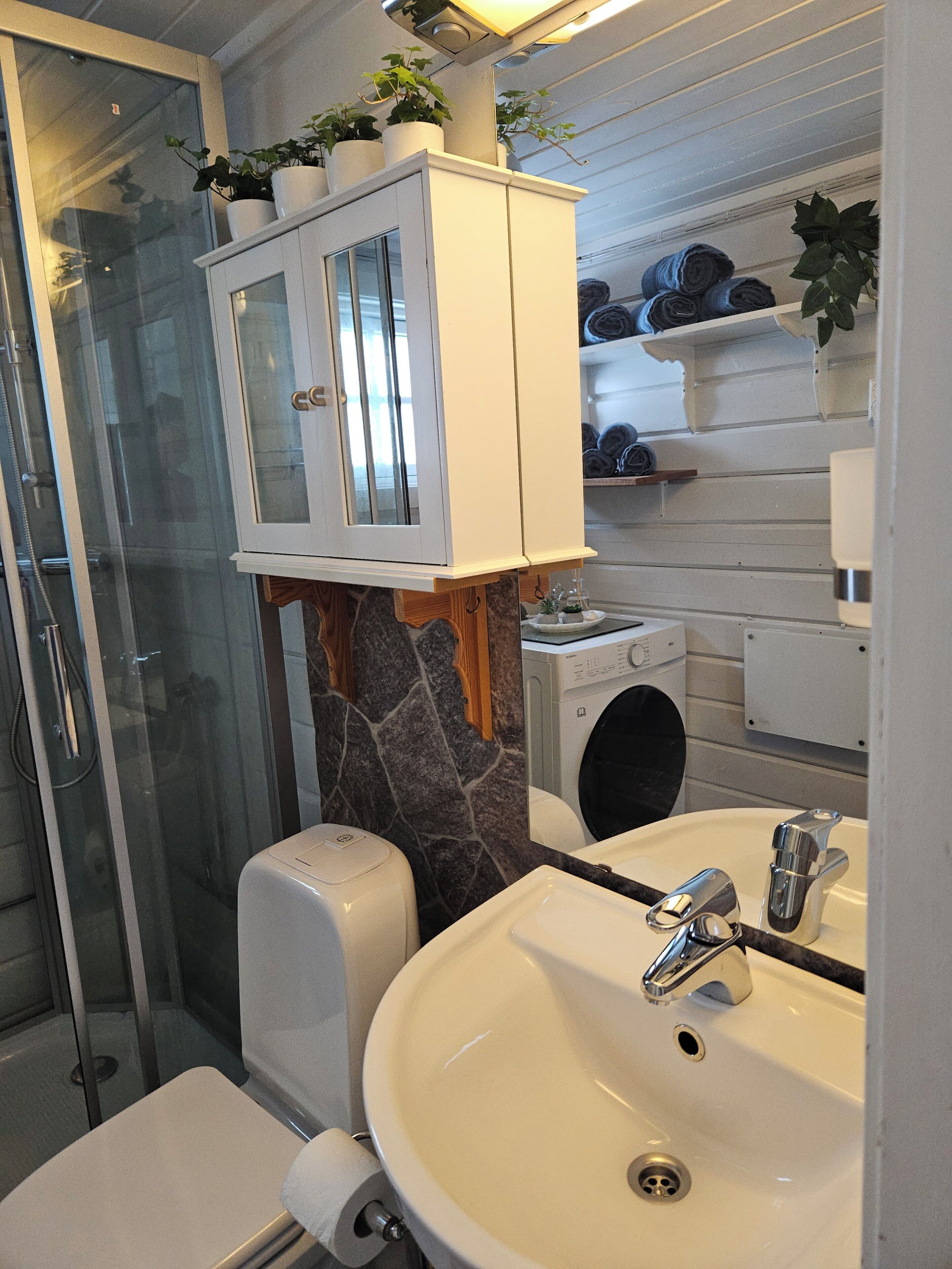 Een douche, een haardroger, handdoeken, zeep