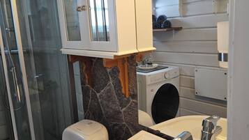 Een douche, een haardroger, handdoeken, zeep
