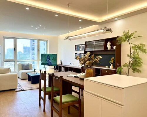 3-bedroom apartment easy walk to Yuyuan Garden, the Bund and Nanjing Road
