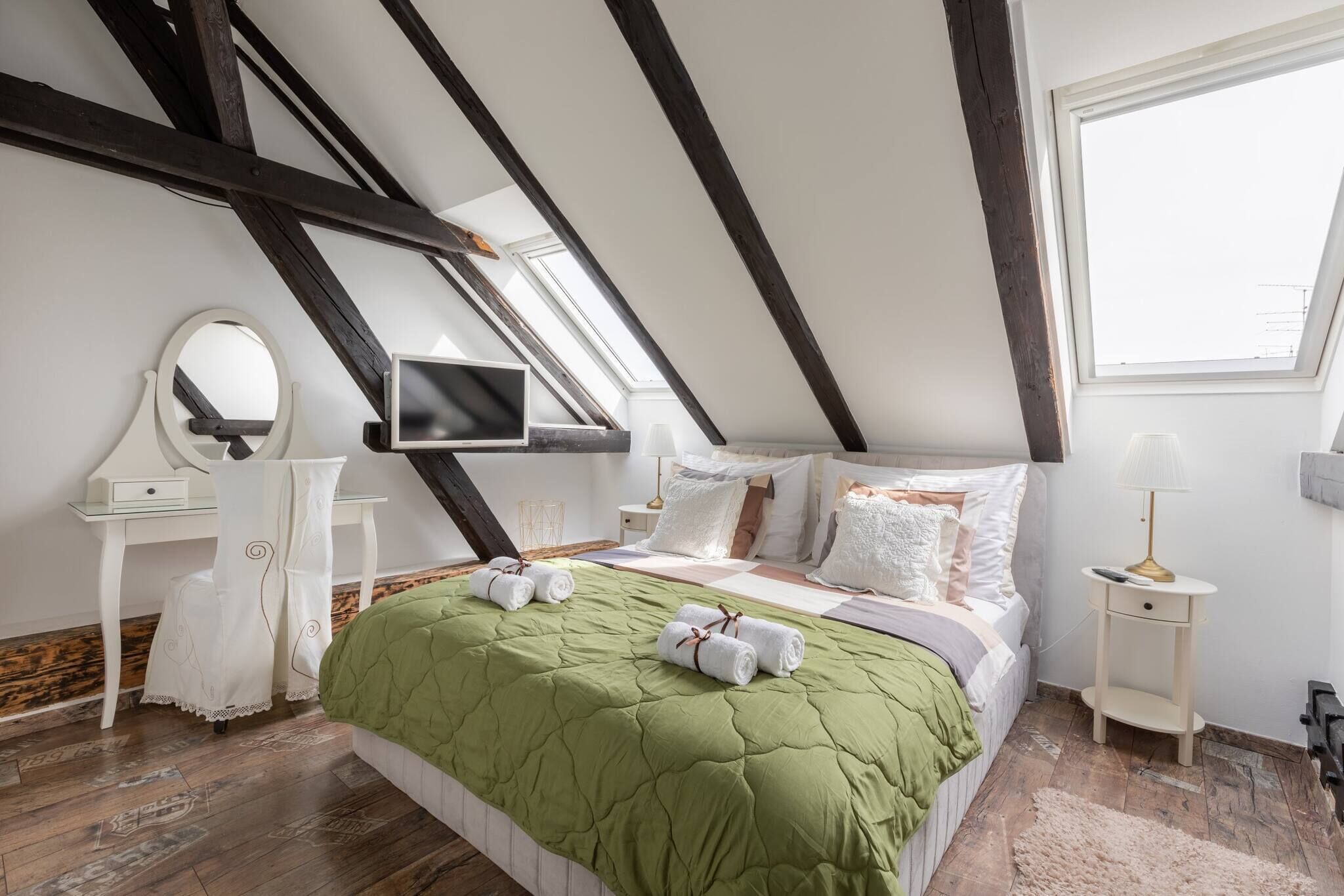 2 slaapkamers, een strijkplank/strijkijzer, internet, beddengoed