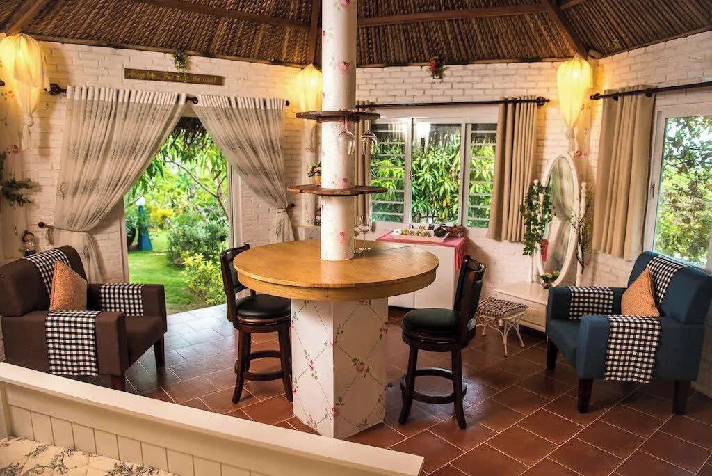 Bungalow, Courtyard View | Dining