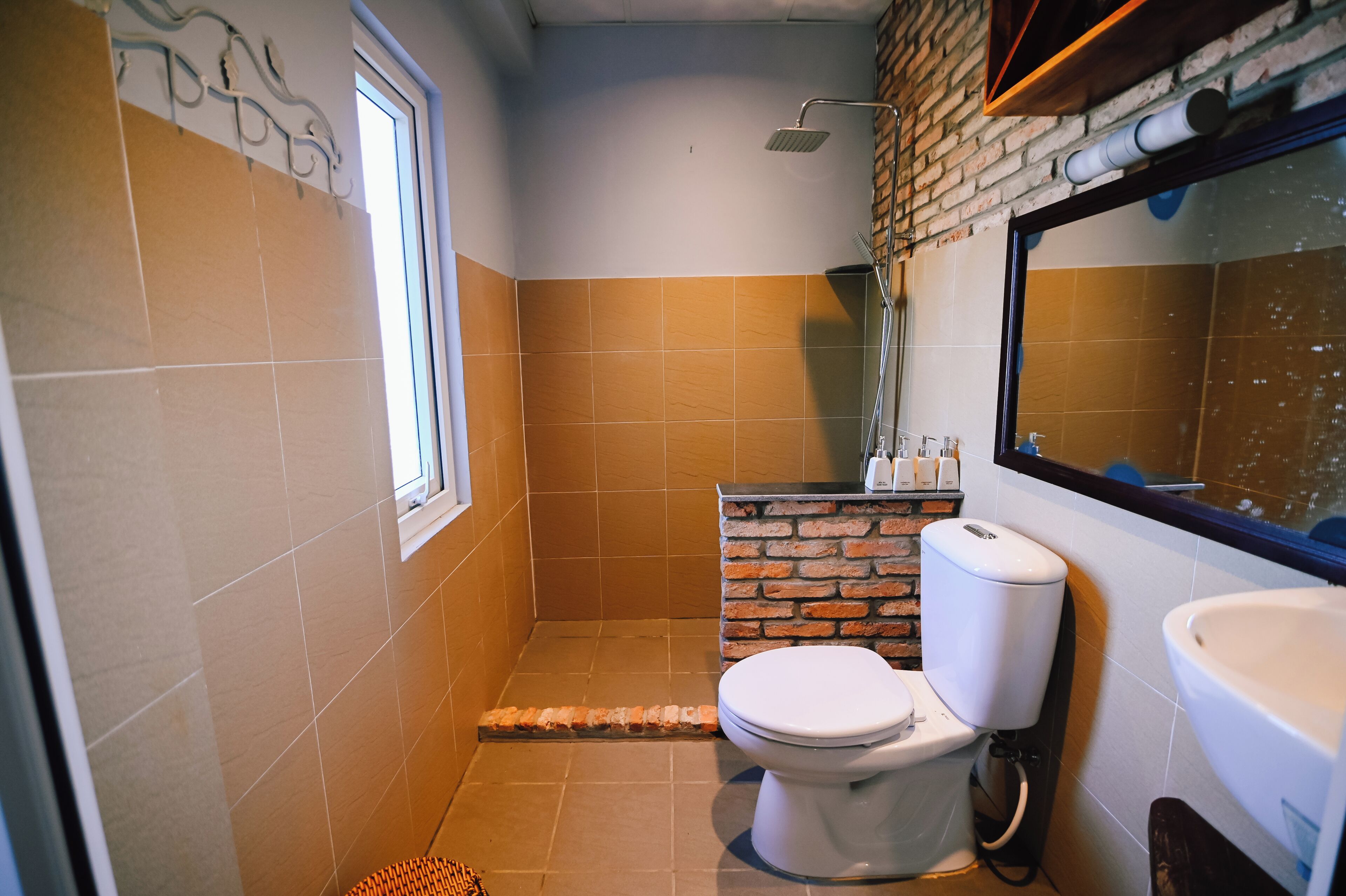 Un baño con ducha, inodoro y lavamanos.