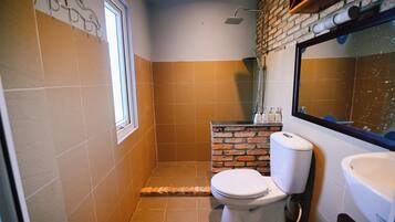 Un baño con ducha, inodoro y lavamanos.