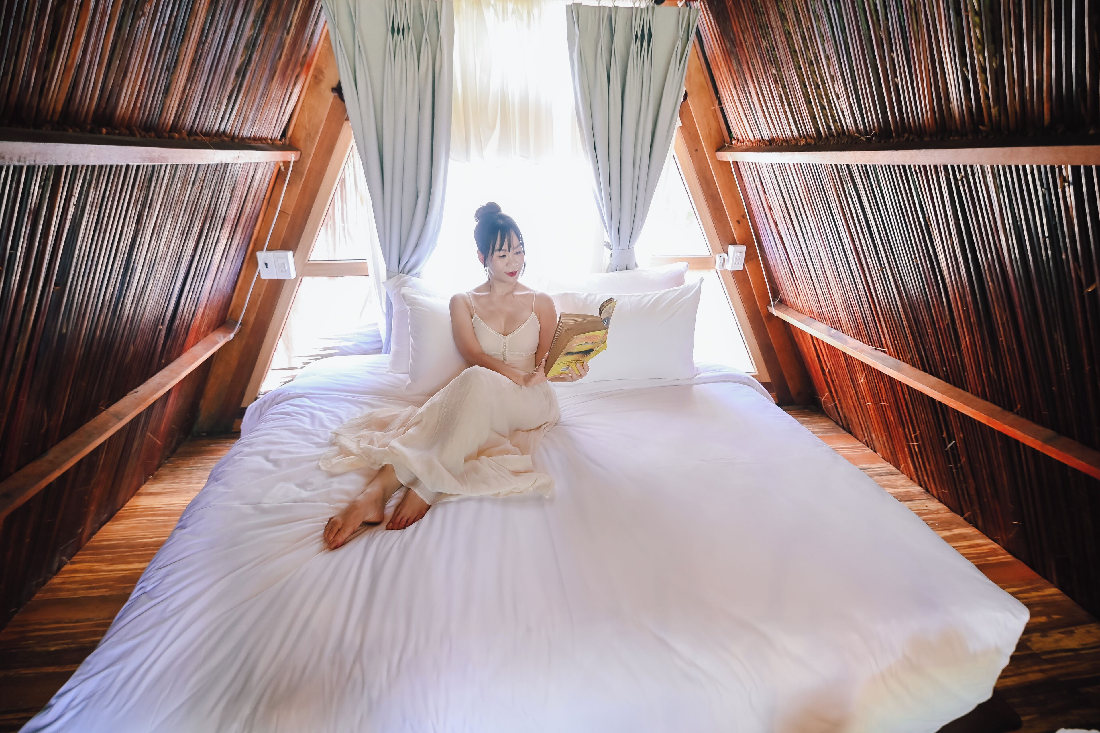 Desk, WiFi (free), bed sheets