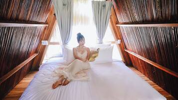 Desk, WiFi (free), bed sheets