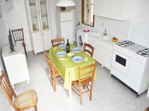 Réfrigérateur, batterie de cuisine, vaisselle et ustensiles
