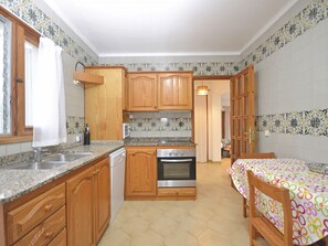Kühlschrank, Mikrowelle, Ofen, Geschirrspüler