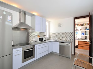 Kühlschrank, Mikrowelle, Ofen, Geschirrspüler