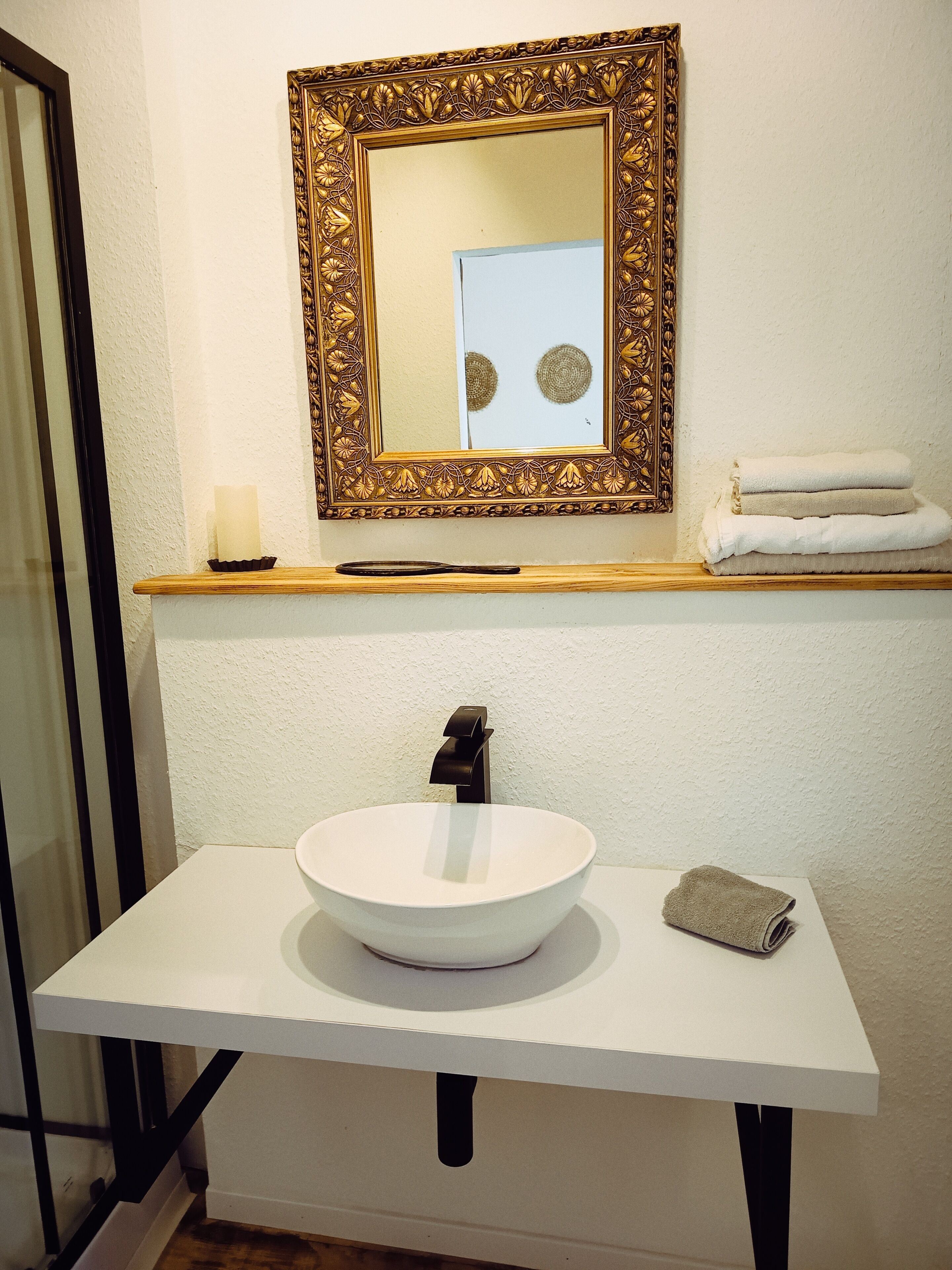 Séchoir à cheveux, serviettes fournies, savon, papier de toilette