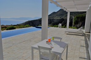 Outdoor dining - Villa Porto Mella in Vasilikos, Zakynthos (Zakinthos)