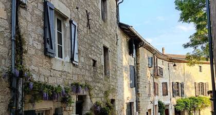 Charmante maison du 13Ăšme dans un village mĂ©diĂ©val au cĆur du triangle d'or