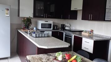 House, 2 Bedrooms, Balcony | Bahagian dalam