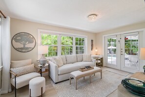 TV - Island Charm by SeaBreeze Vacation (Holmes Beach)