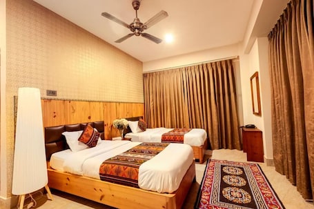 Twin Room | Desk, laptop workspace, free WiFi. Kuku Grand