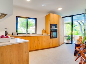 Kühlschrank, Mikrowelle, Ofen, Geschirrspüler