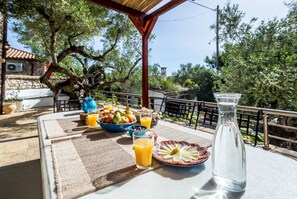 Outdoor dining - Villa Aeolus Stylish Villa with Pool Masterbedroom with seperate Mezzanine (Korithi)