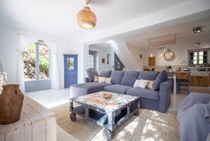 TV - Villa Aeolus Stylish Villa with Pool Masterbedroom with seperate Mezzanine (Korithi)
