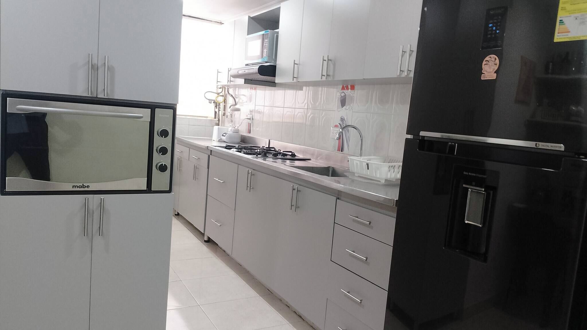 Refrigerador, microondas, horno y parrilla de estufa 