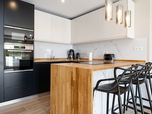 Kühlschrank, Mikrowelle, Ofen, Geschirrspüler