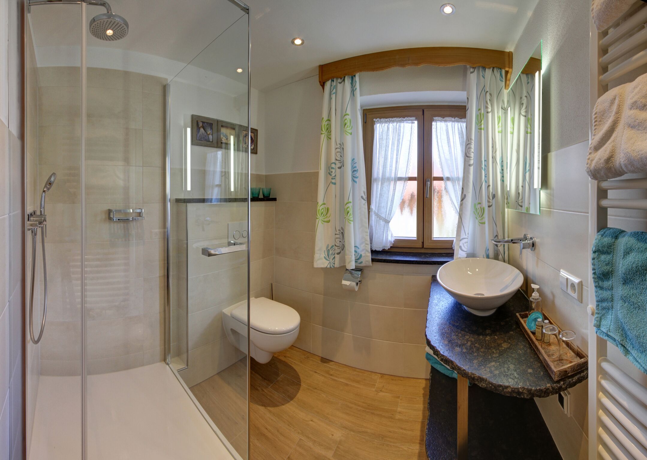 Dusche, Haartrockner, Handtücher