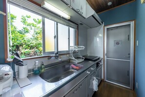Casa básica, vista al jardín | Cocina privada