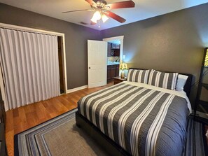 Desk, WiFi, bed sheets - Affordable EaDo stay near FIFA events stadiums downtown nightlife dining and convention center (Houston)
